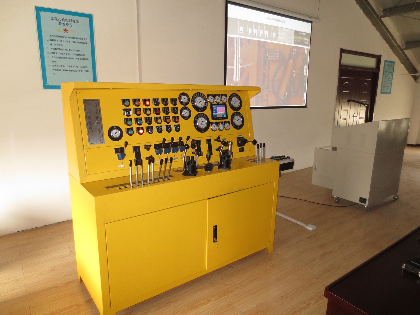 SPC-600st鉆井機模擬仿真平臺(圖1) 1-1F50Z9145aD.jpg